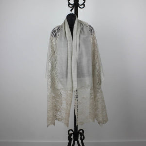Cashmere stole with lace