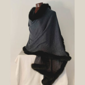 Knitted cashmere stole with fur trim on four sides
